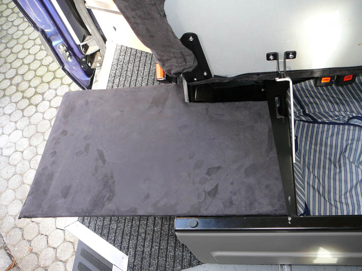 Sitzbank runterklappen...mit Polster ideal zum Ausruhen...