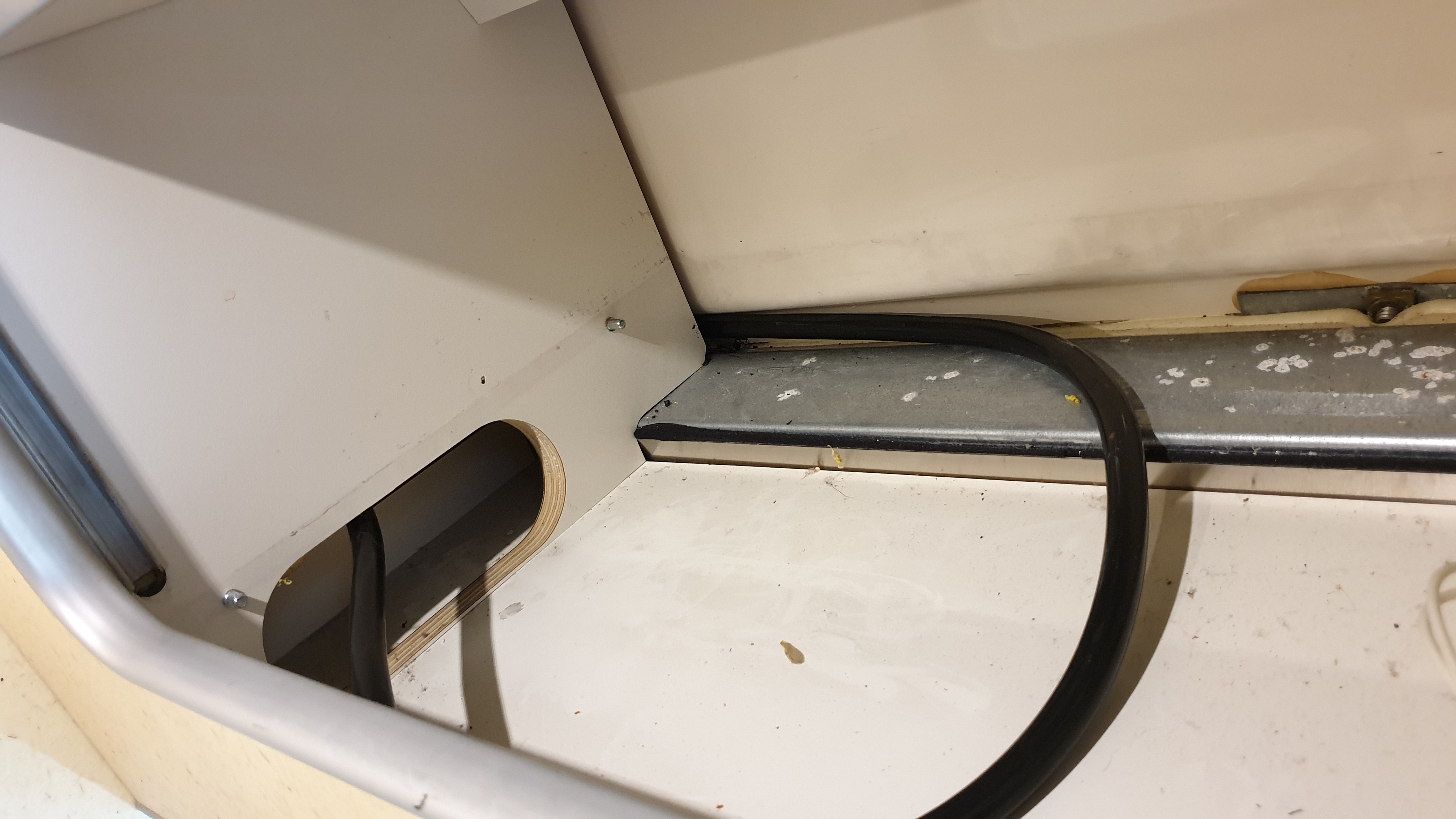 4.  Hohlboden im Küchenschrank links.jpg