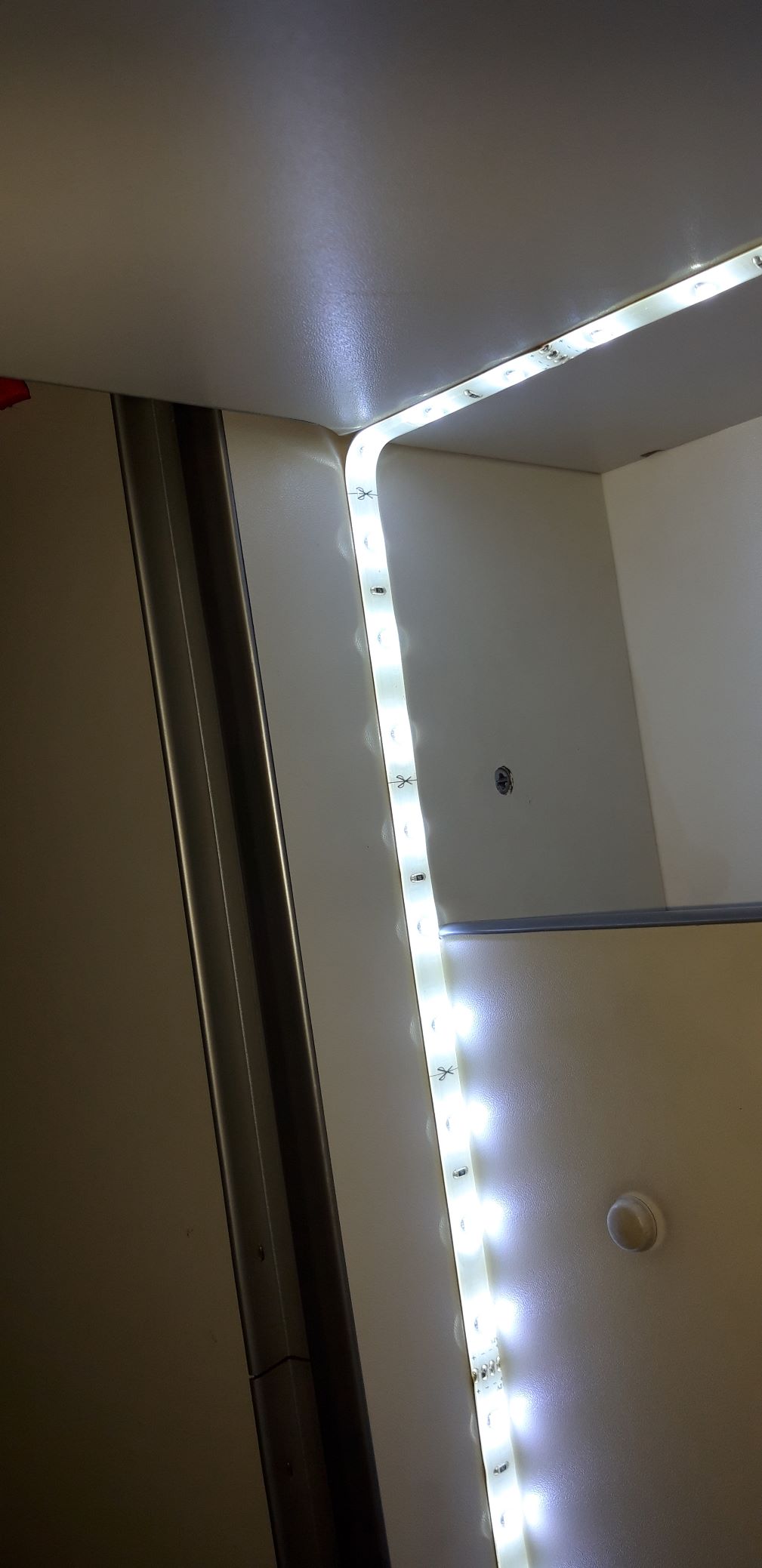 2 Beleuchtung Kleiderschrank verkleinert.jpg