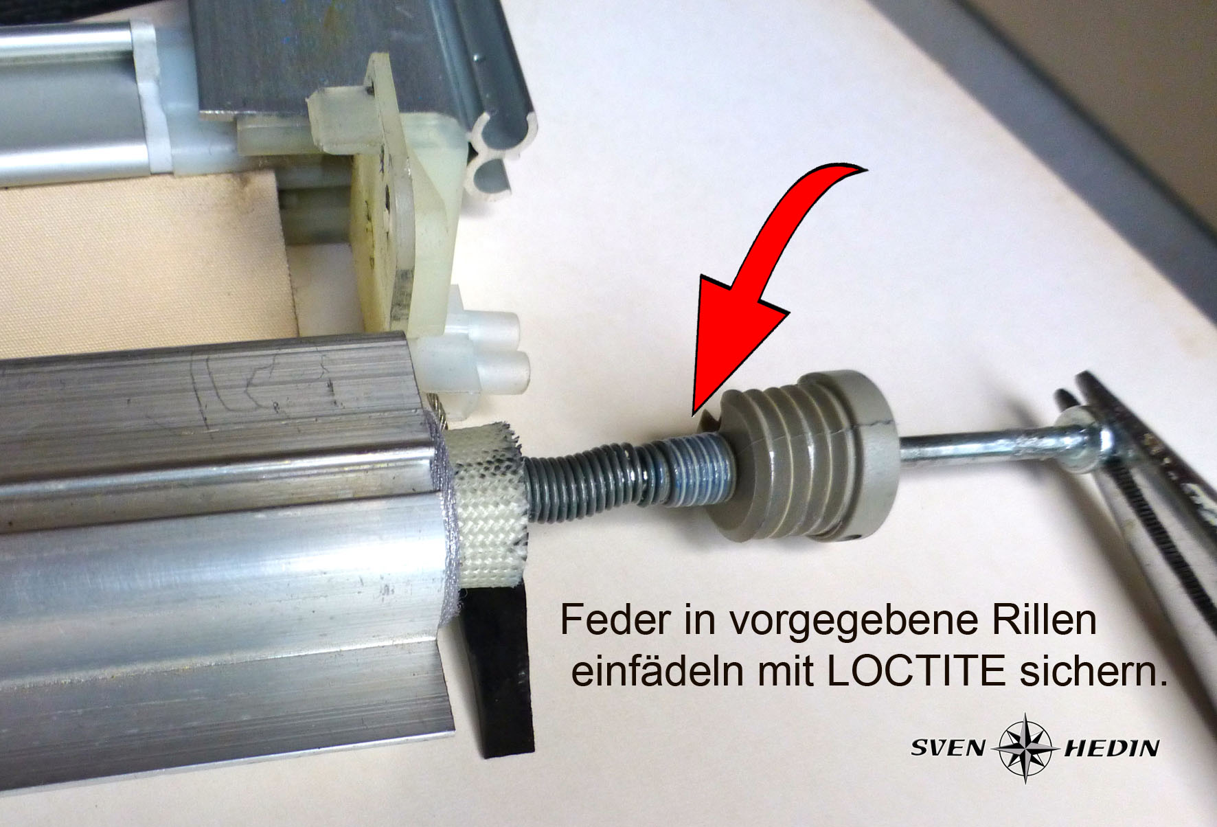 Feder in vorgegebene Rillen einfädeln mit LOCTITE sichern.