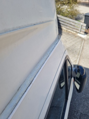 Regenrinne nach Entfernen der Dichtmasse (vor dem Schleifen)