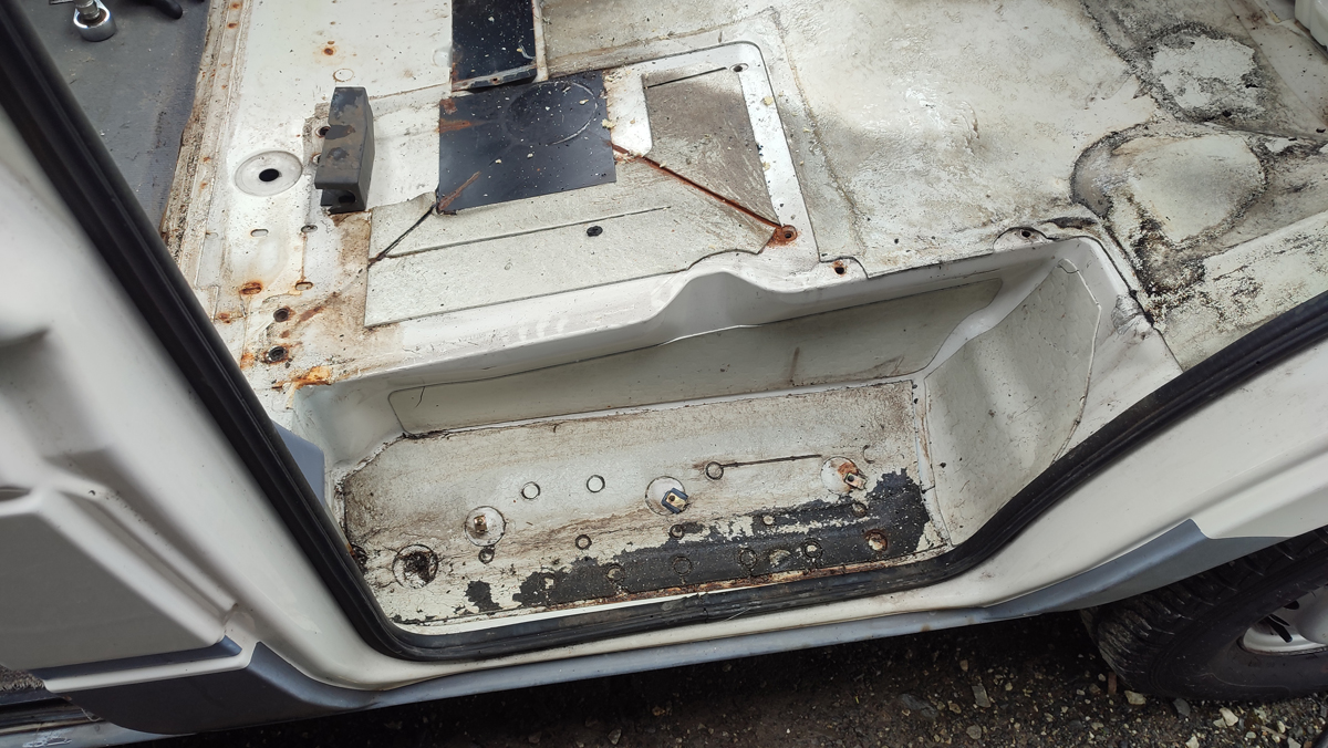 pas de grosse corrosion, juste une petite entrée d'eau vite résolu puis traitement de le rouille et mise en peinture