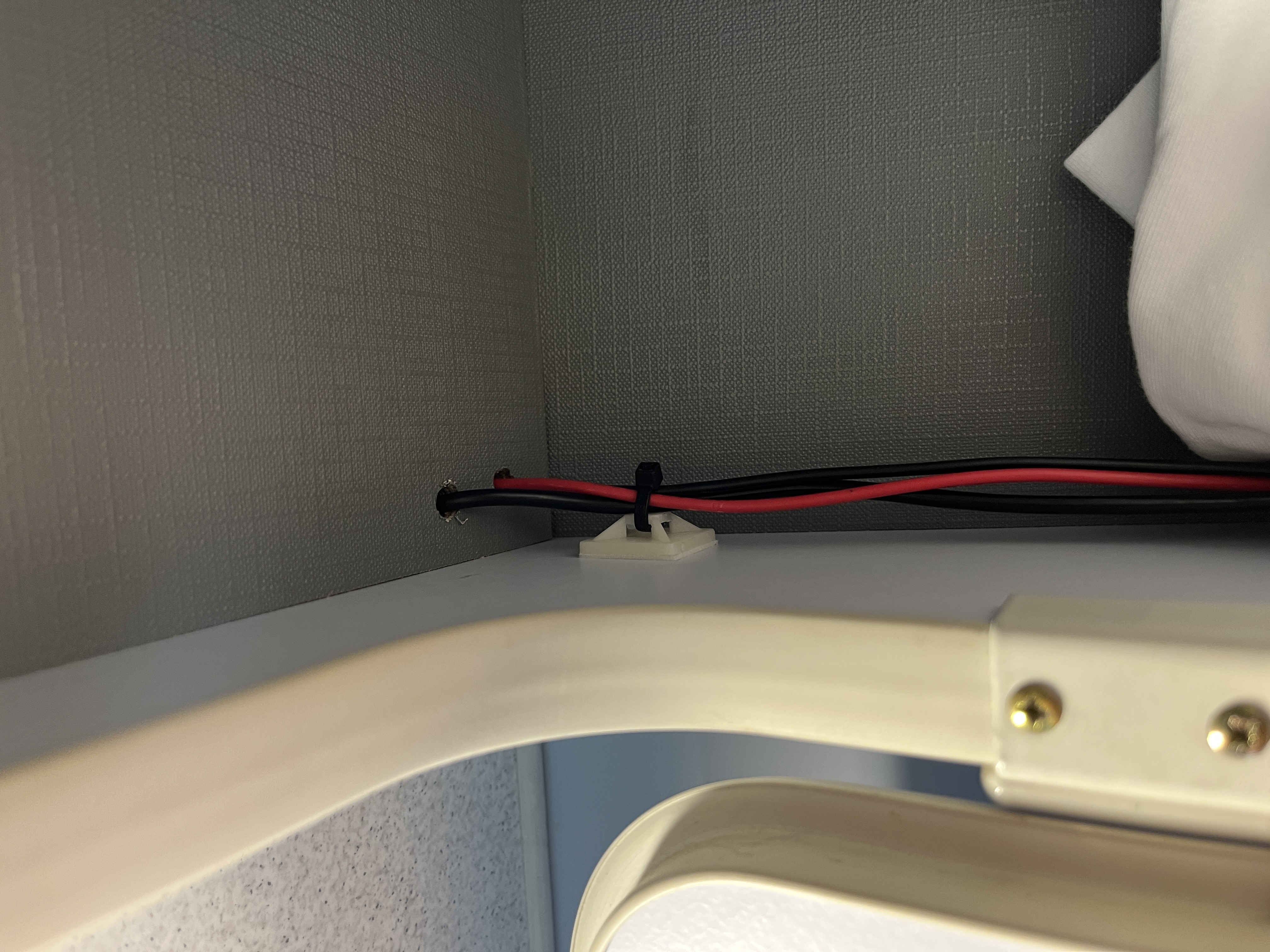 Durch den Kleiderschrank in Richtung Lautsprecher