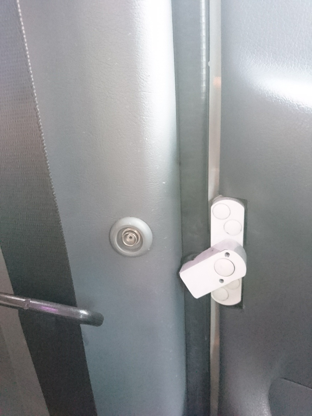 Das sind Sicherungsriegel für Fenster aus dem Baumarkt: Stuco Safe von 'Bever und Klophau's, der Schwenkriegel ist abgesägt, damits passt. Es gibt einen simplen Schlüssel, der in die beiden Löcher passt, dazu, mit dem man die Riegel entriegeln kann, Verriegelung geht ohne