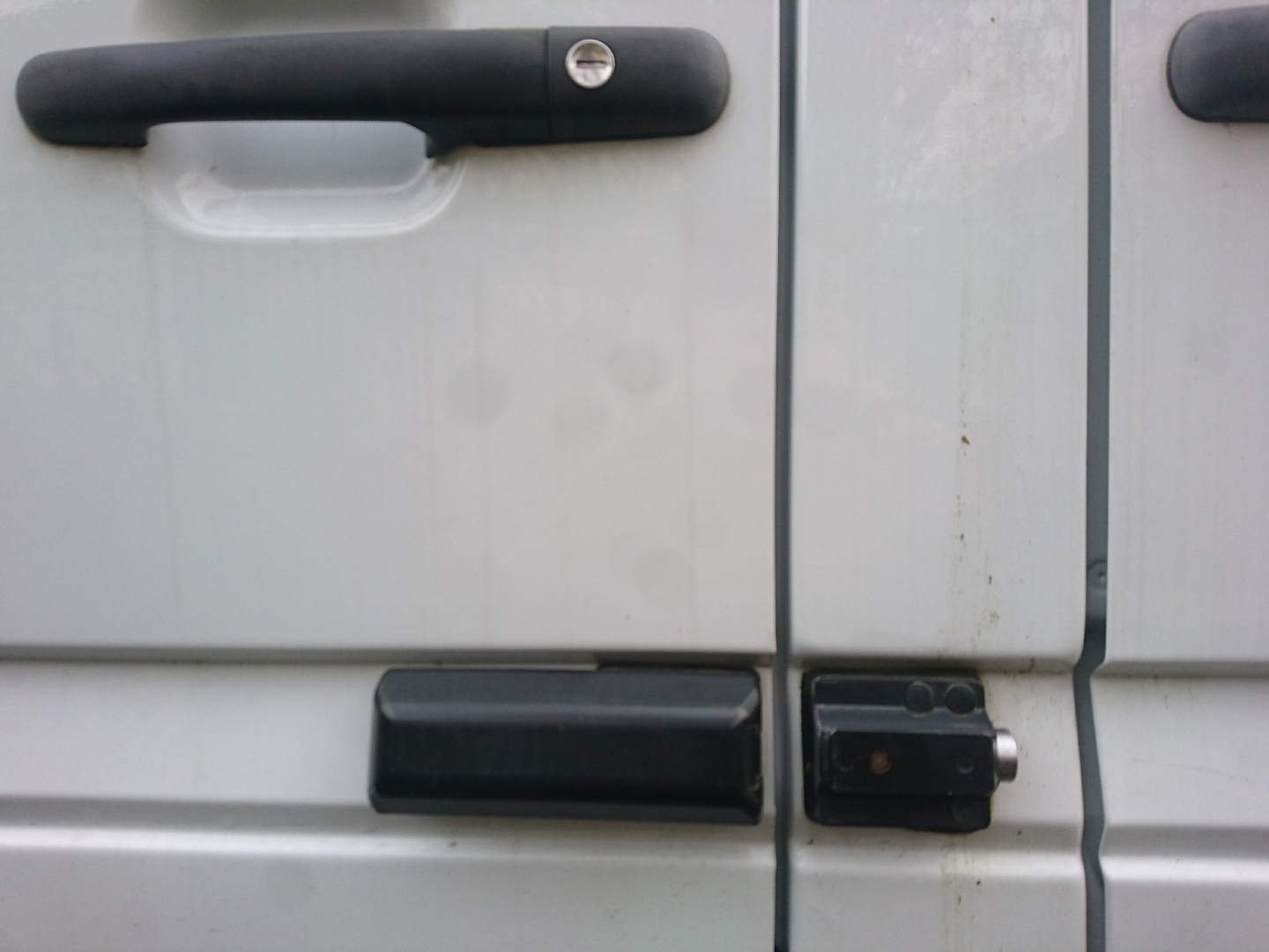 Das VanLock finde ich persönlich sehr praktisch, auch als optische Abschreckung, die Bilder mit der "Meißel"-Öffnung habe ich gesehen, aber ich denke, das ist doch eher die Ausnahme.