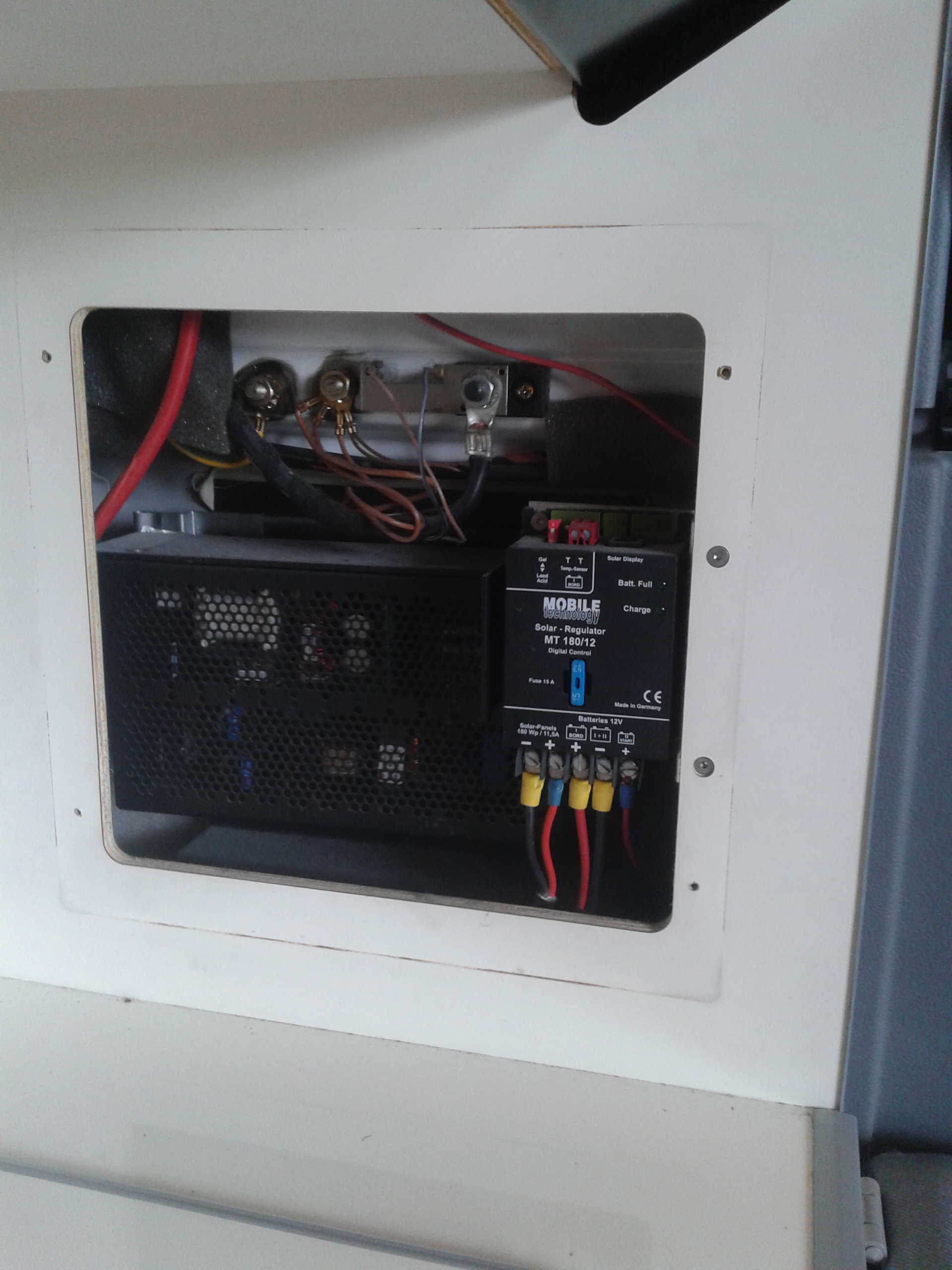 Ladegerät und Solarregler.jpg