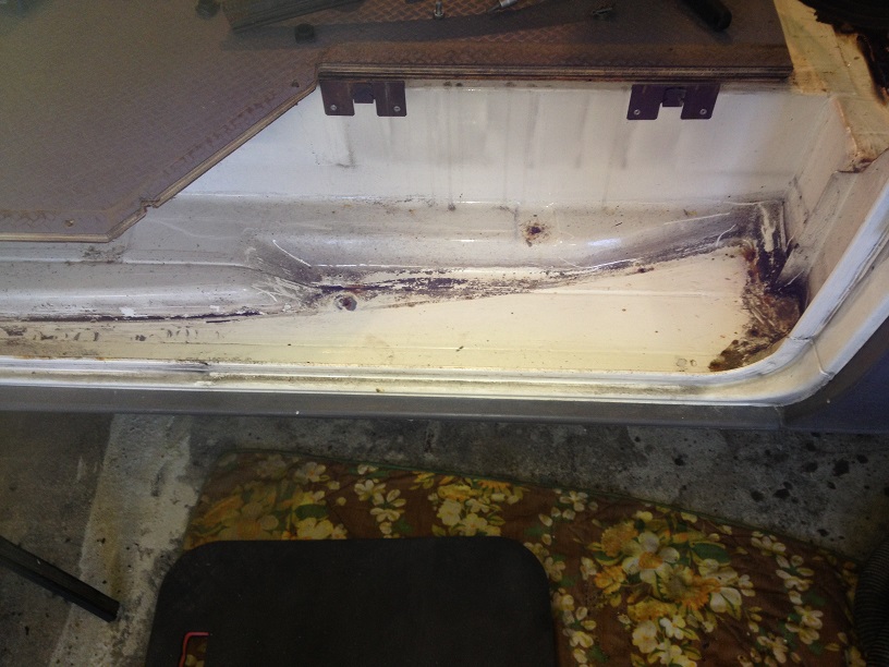 Unterhalb der Trittstufenverkleidung an der Schiebetür sieht es besser aus.