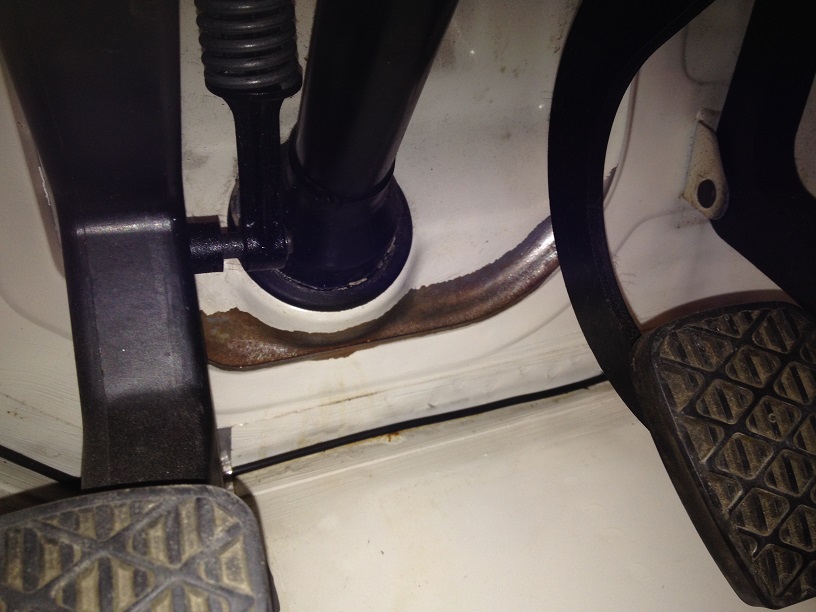 Bei den Pedalen bzw. Lenksäule auch Rost gefunden. Dort wurde noch nicht einmal grundiert.