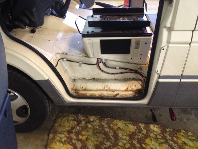 Unter den Trittstufenverkleidungen ist natürlich Rost !