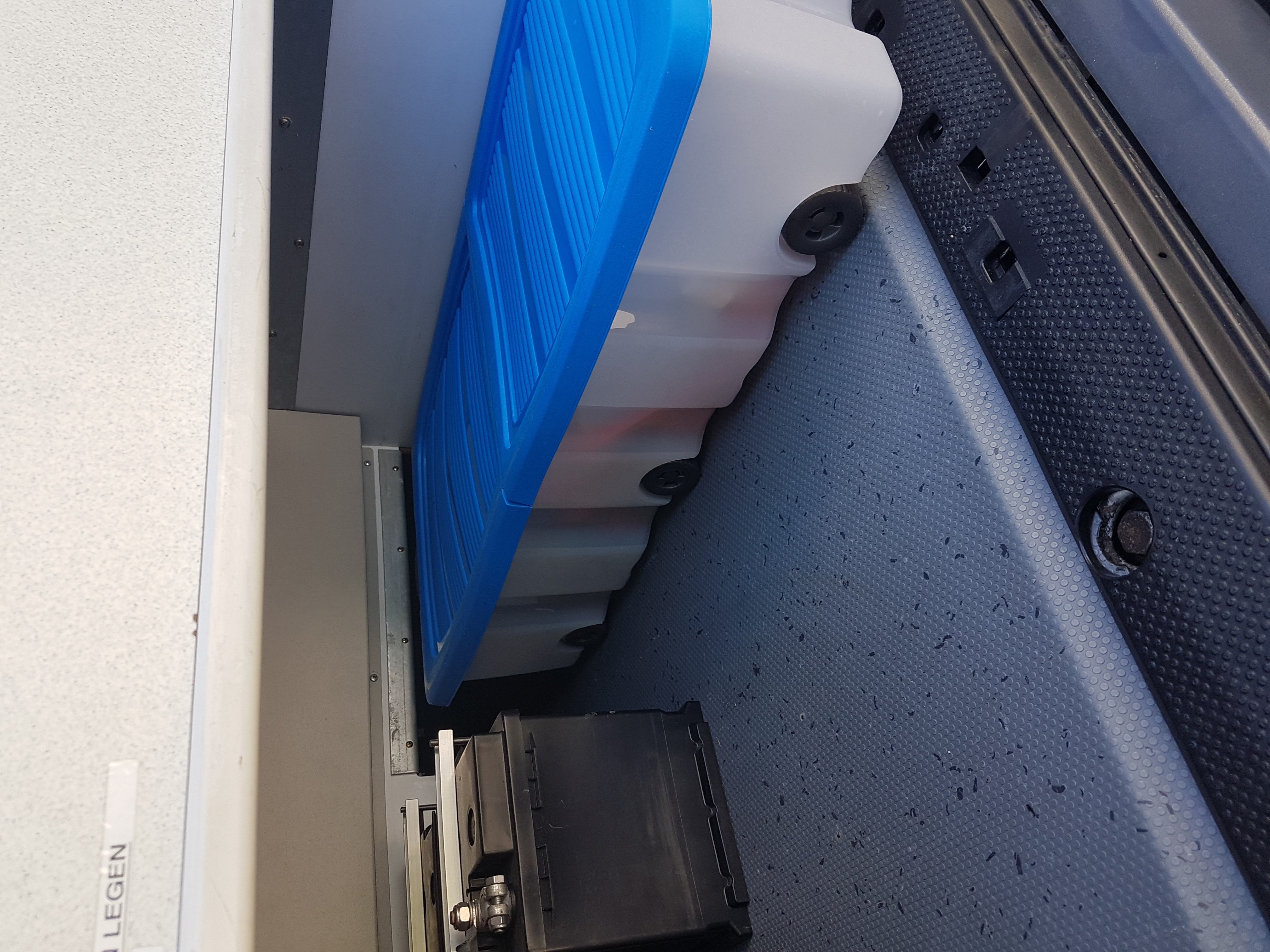 Plastikkiste mit Rollen, für in den Schacht zu schieben